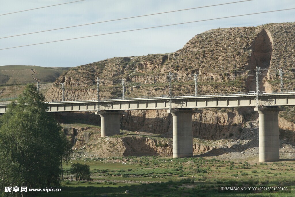 山间铁路桥横跨壮丽风景
