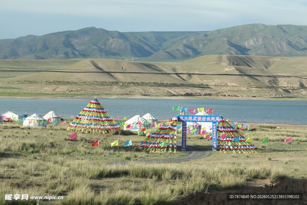 草原湖畔的多彩游乐场景