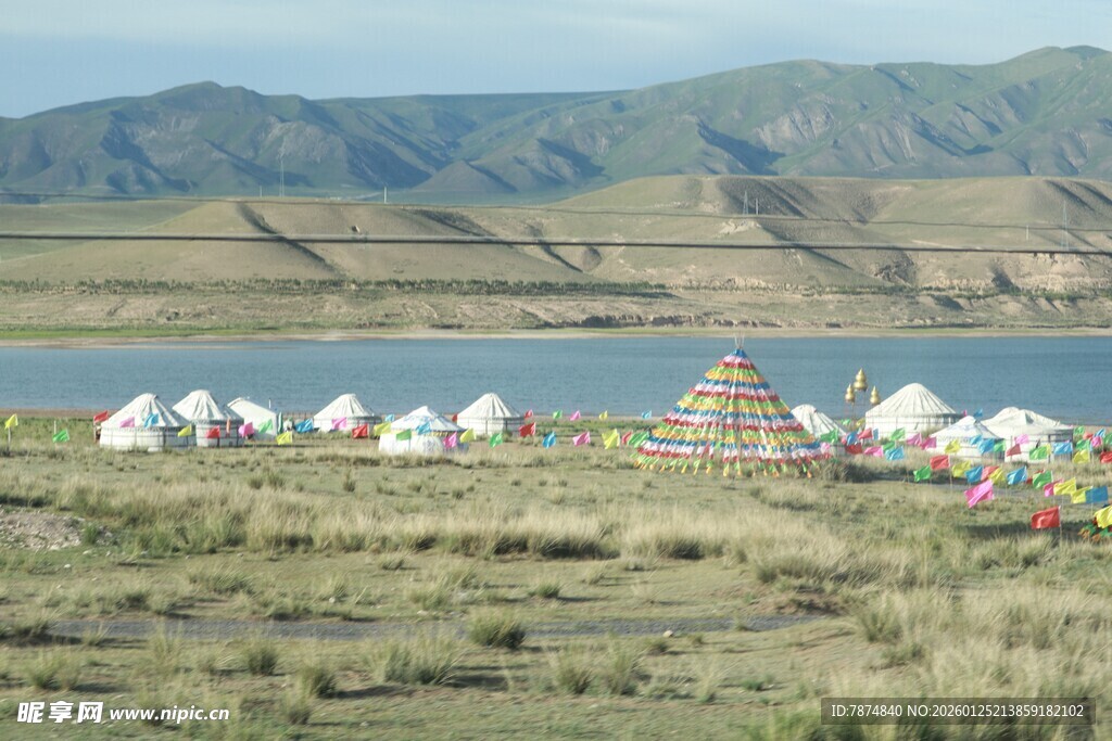 草原湖畔的白色帐篷群落