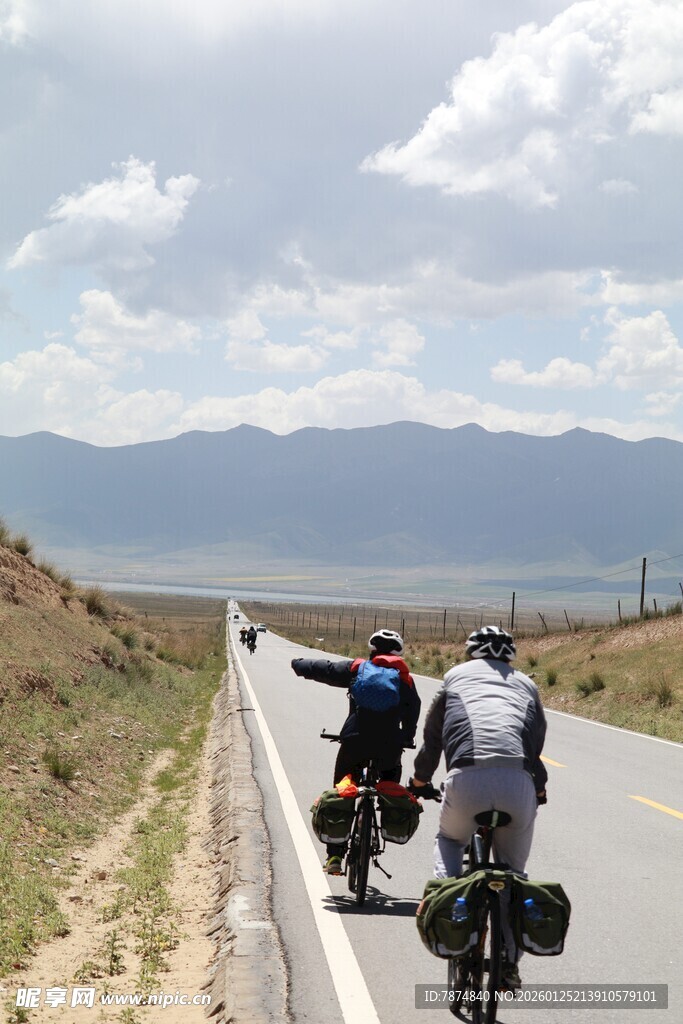 公路骑行者指向远方风景