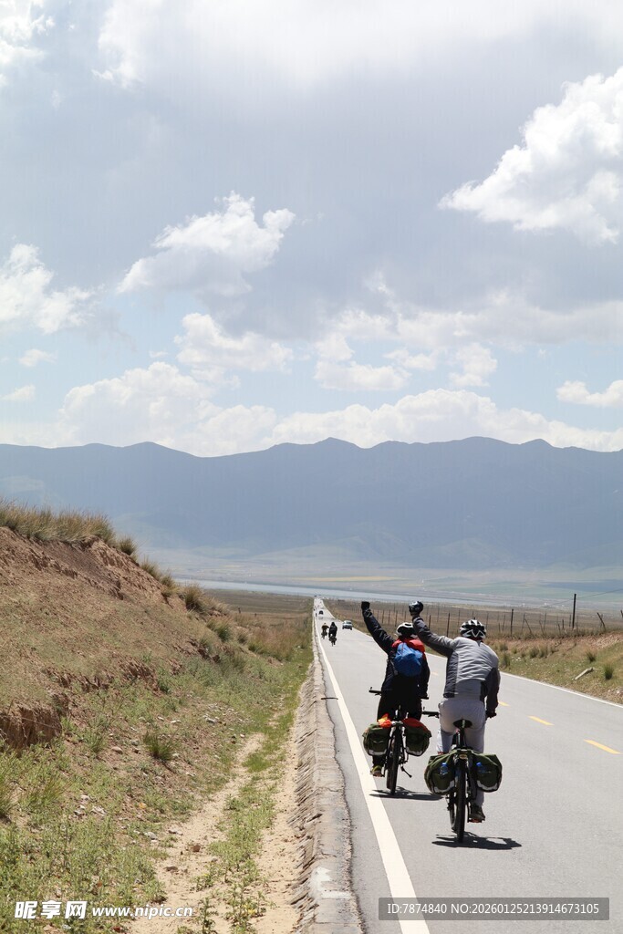 公路骑行赏景的摩托车队
