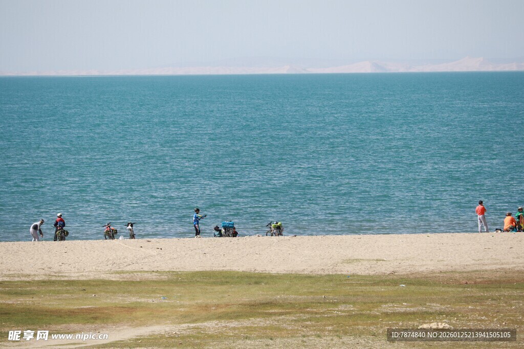 海滨沙滩上的休闲人群