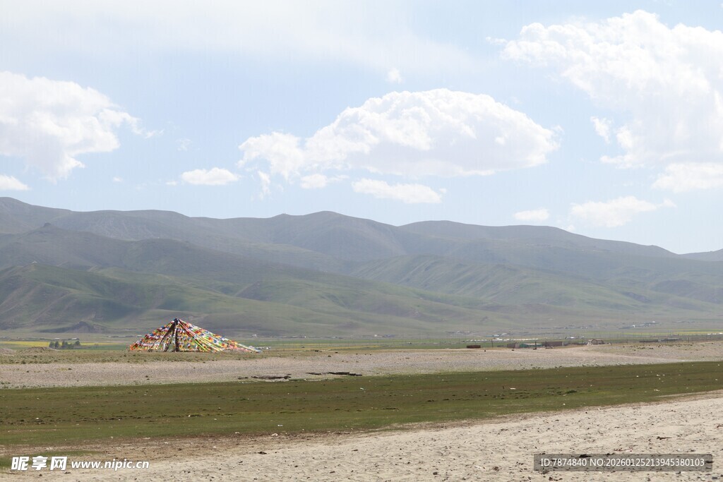 广袤旷野中的远山