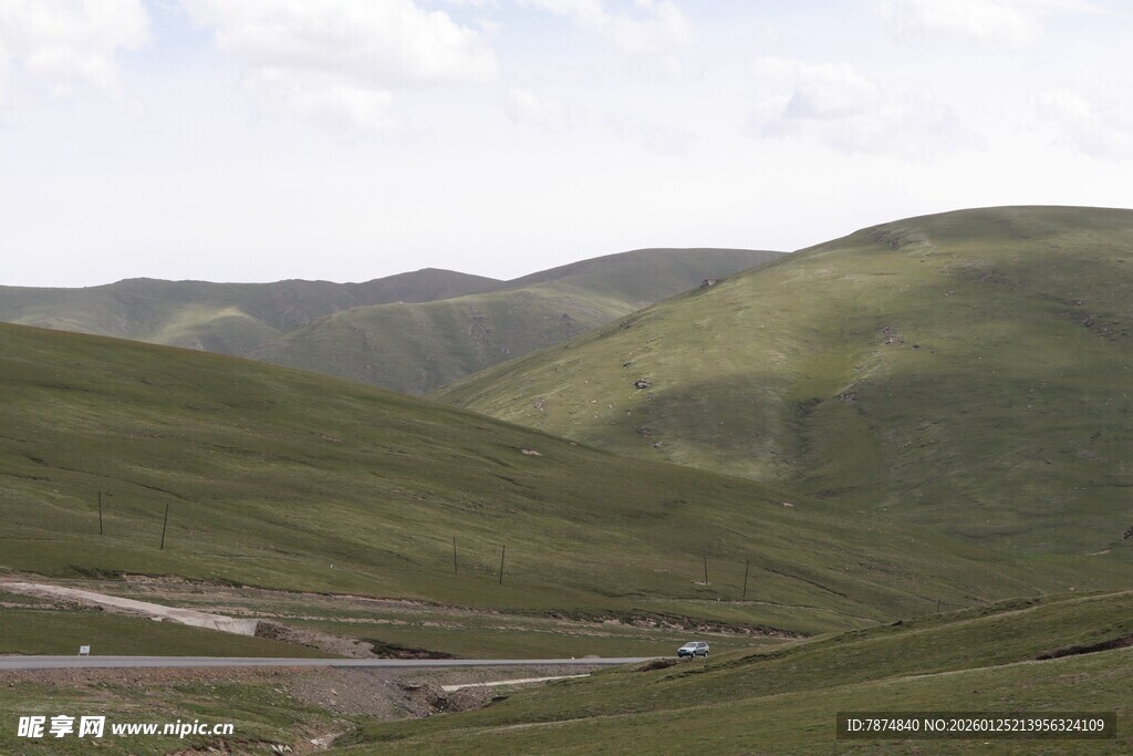 山间公路蜿蜒于翠绿山坡