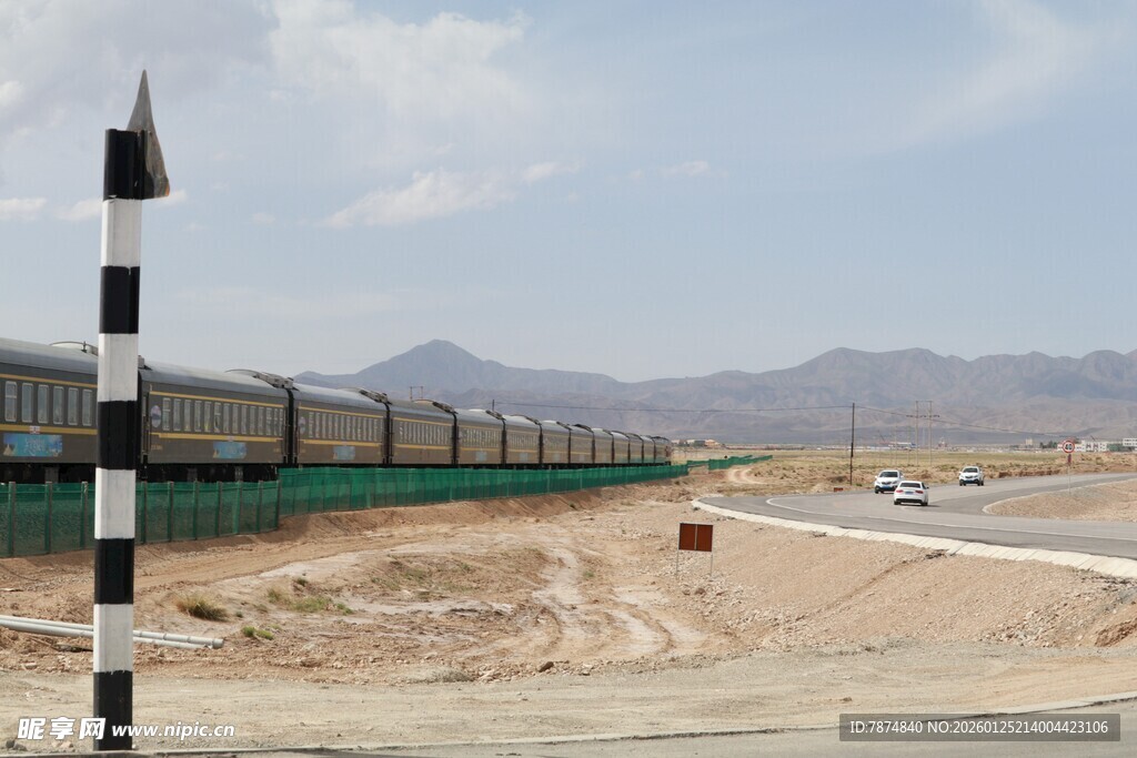 铁路沿线的荒凉户外景象