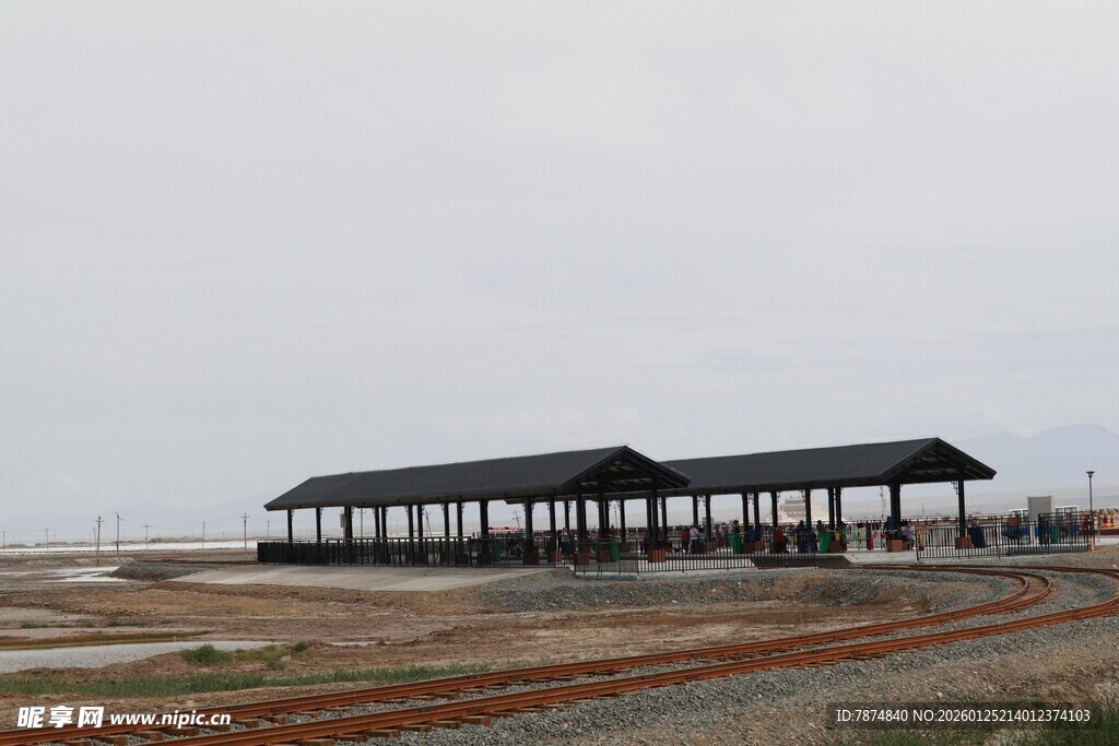 空旷场地中的长形建筑