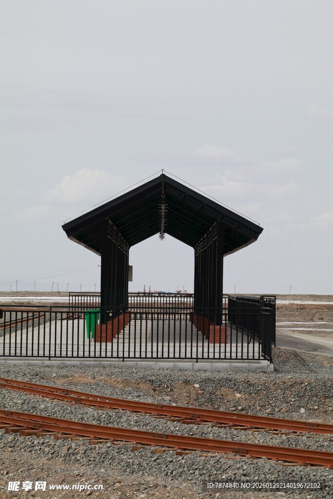 草原上的独特黑色建筑