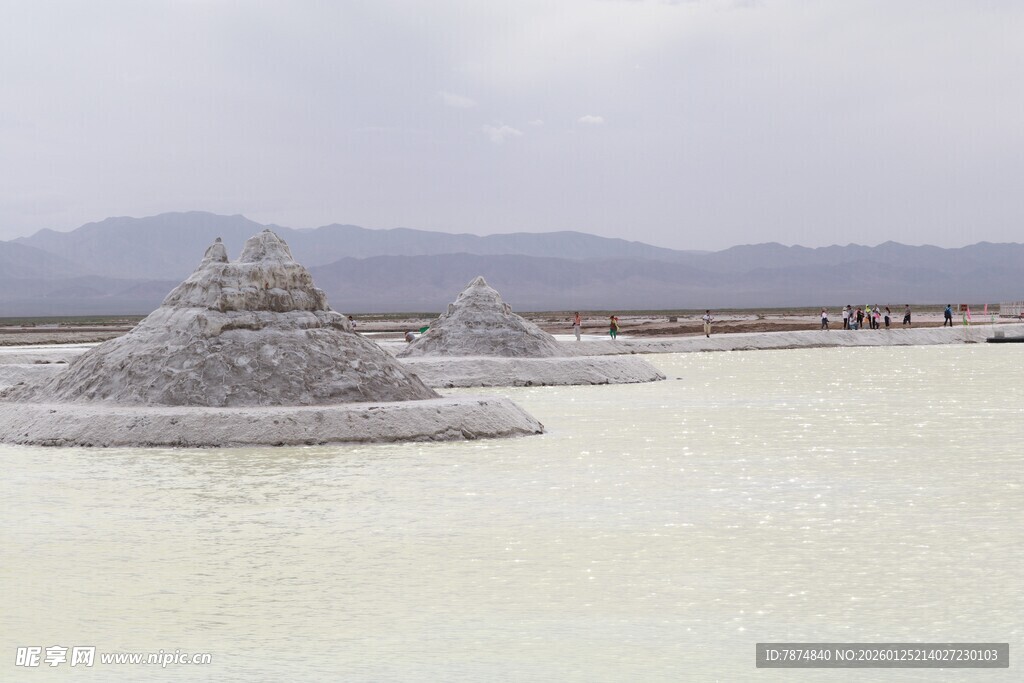 盐湖壮观盐雕景观