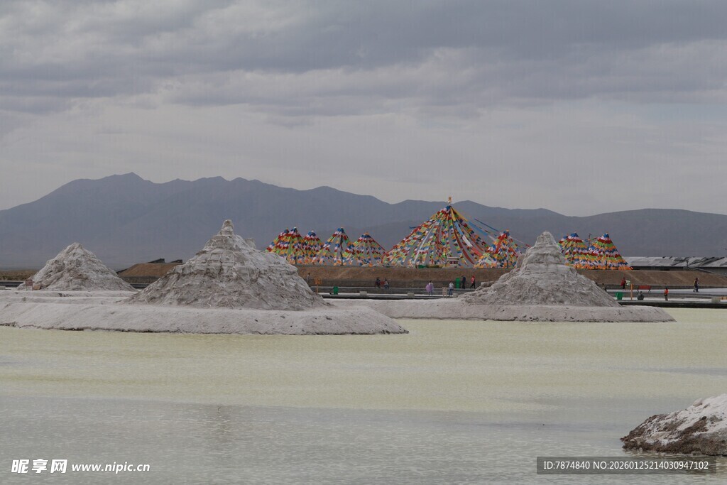 荒凉盐湖旁的奇特地貌景观