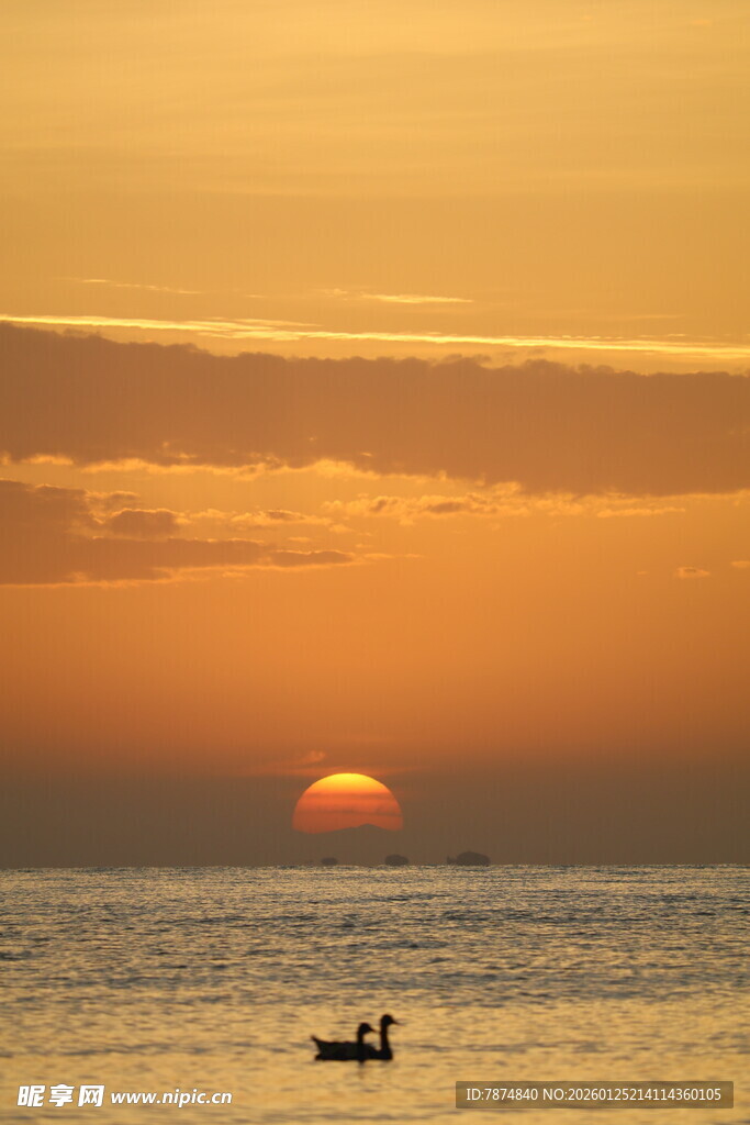 夕阳下海面孤舟