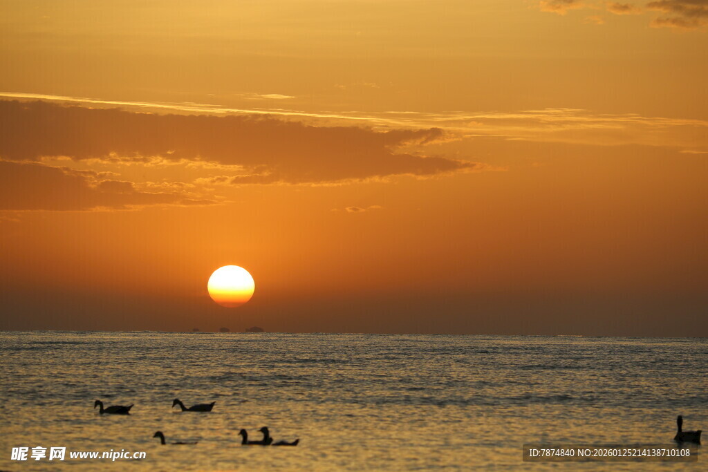 海上日落时的水上活动场景