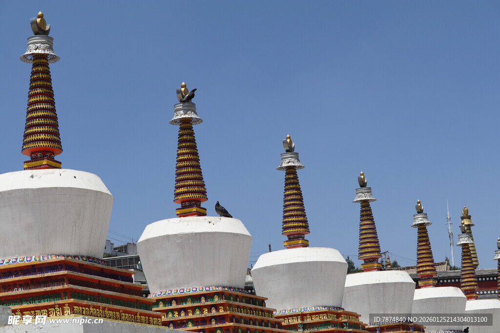 藏式白塔群 蓝天映衬之美