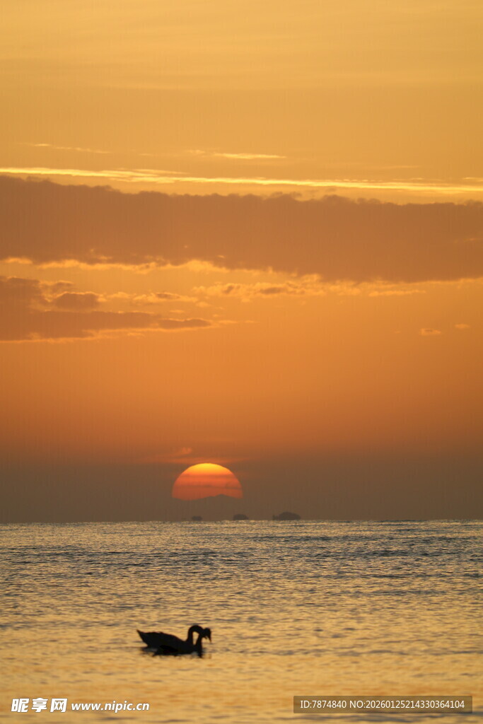 海上落日孤舟美景