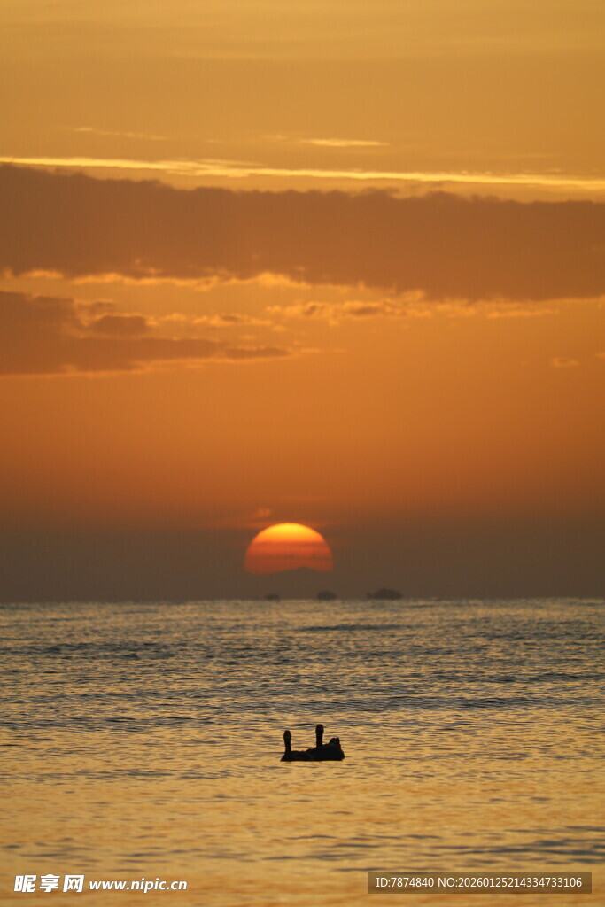 海上落日小船静谧画面
