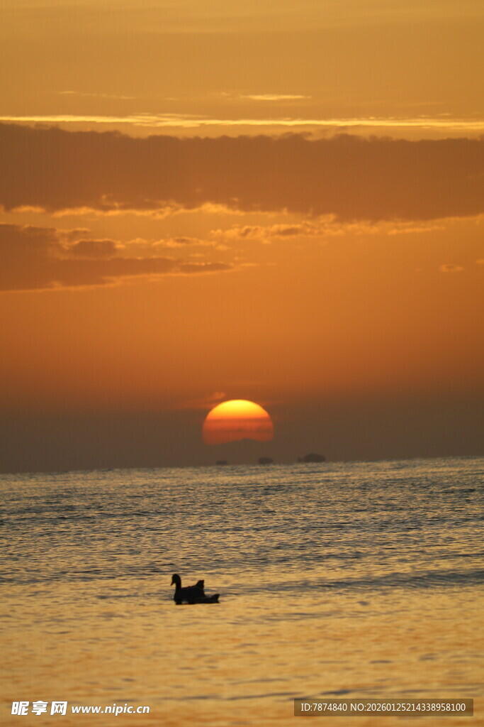 海上落日孤舟景