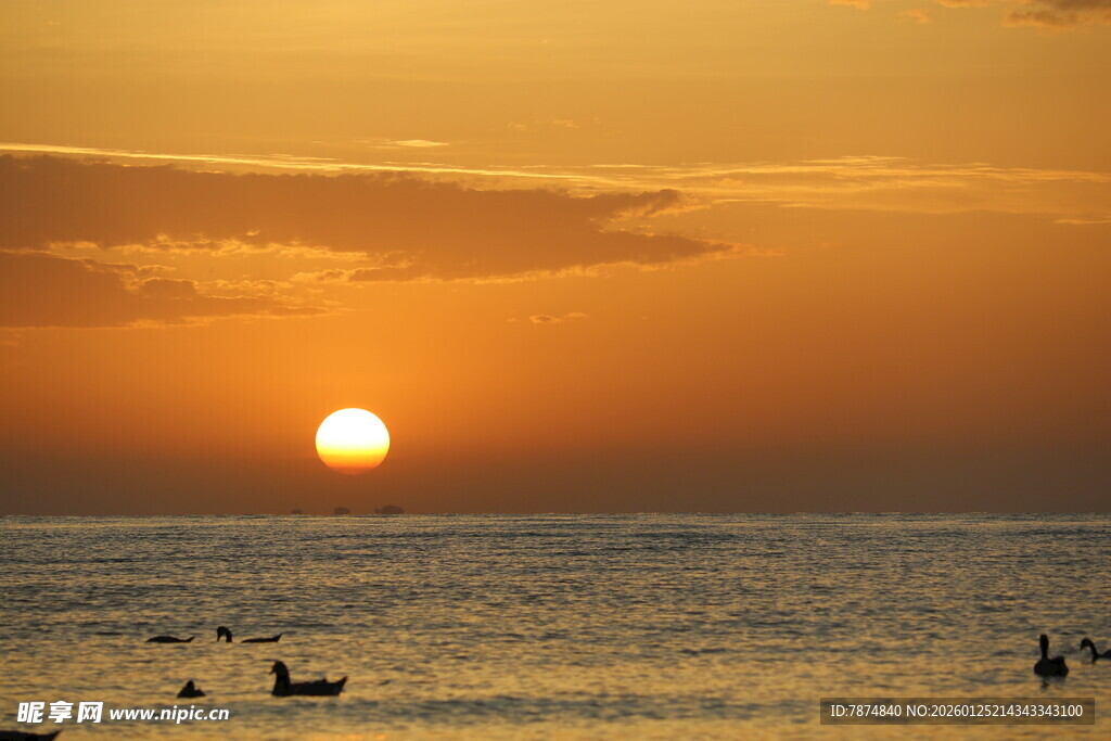 海上日落时的悠然景象