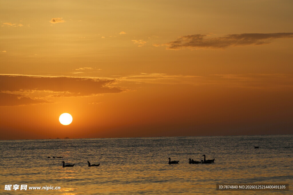 海上日落时的悠然景象