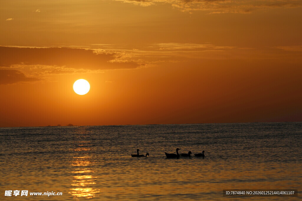 海上日落时的静谧渔船