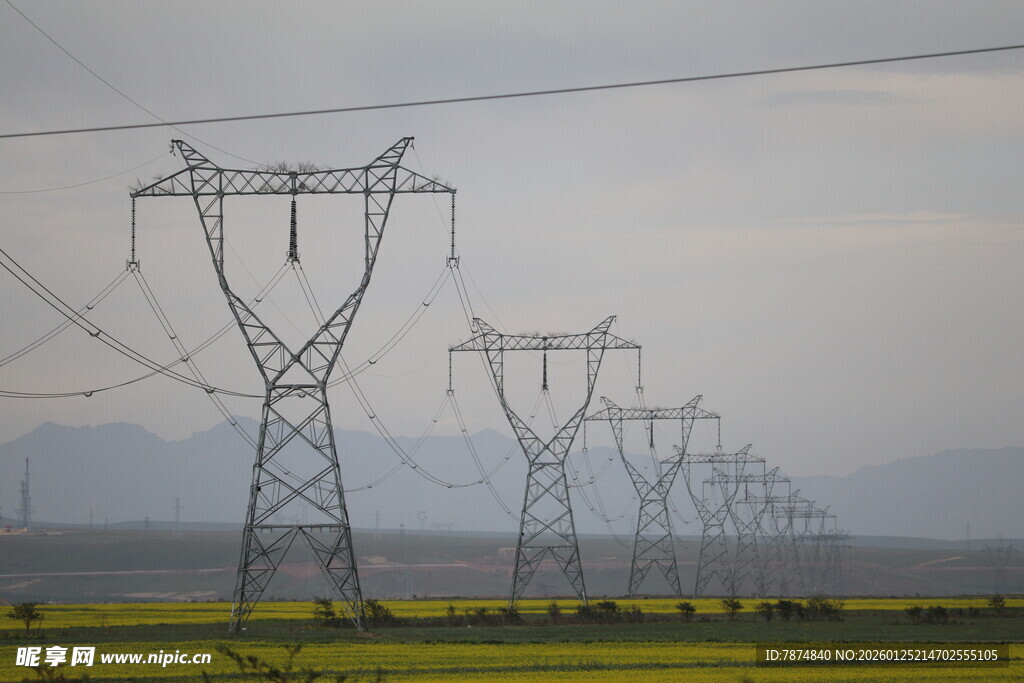 田野中的高压输电塔