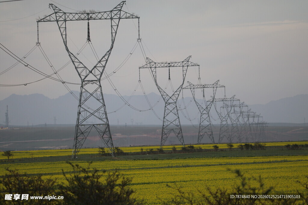 田野间的高压输电塔