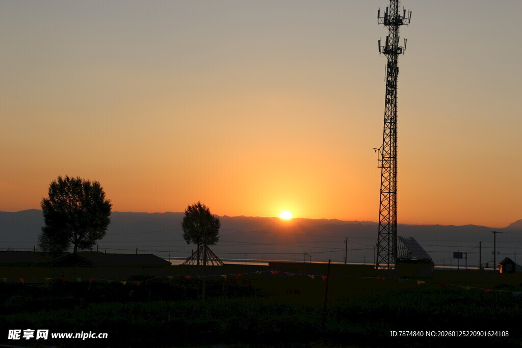 日落时分的通信塔景观