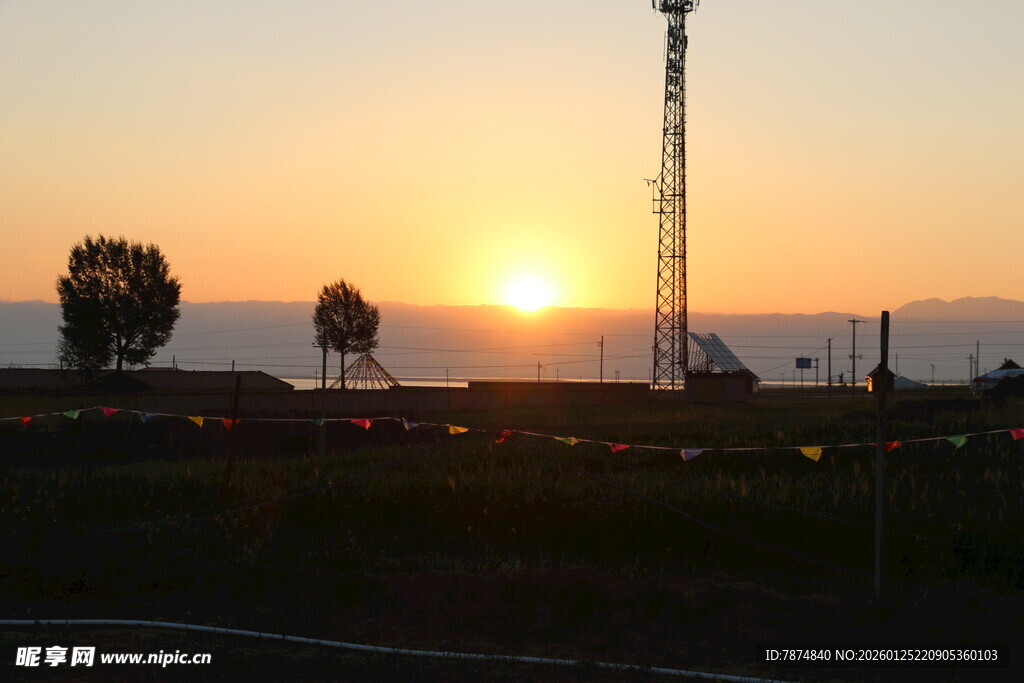 夕阳下的钻井平台