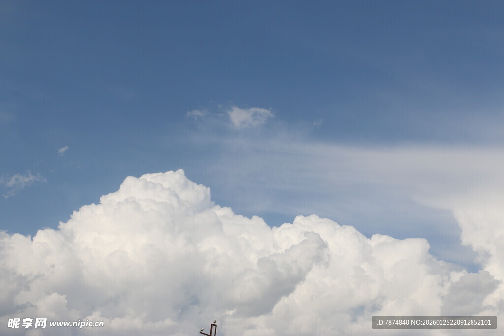 蓝天之上的蓬松云朵