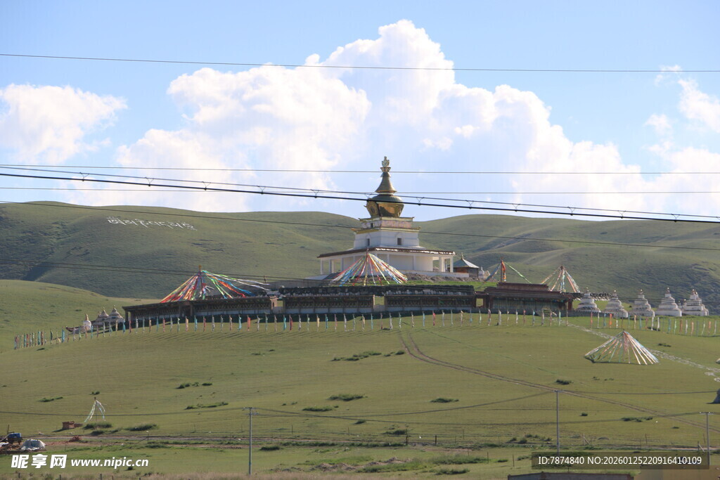 草原上的庄严藏式建筑
