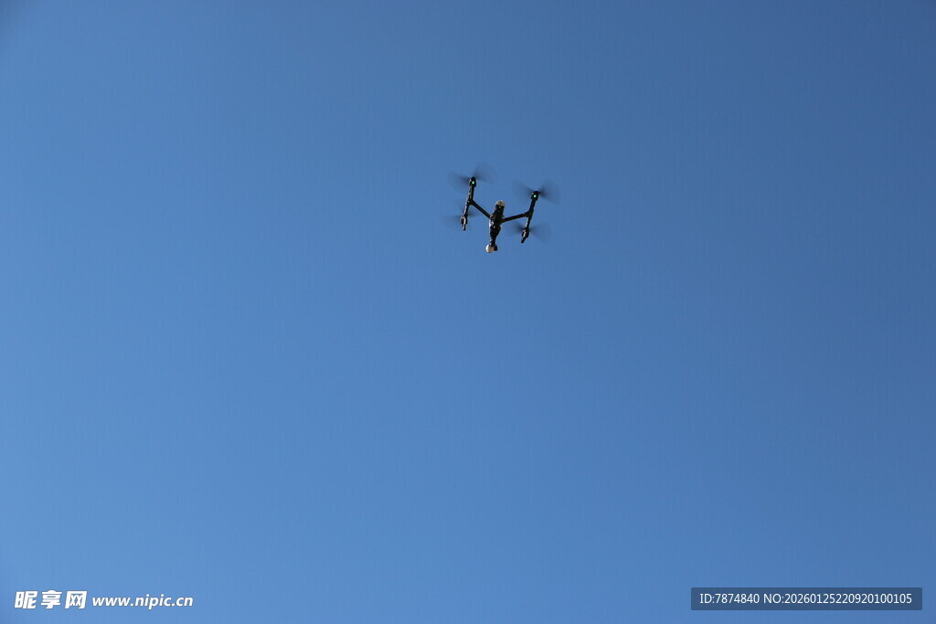 蓝天中飞行的小型飞机