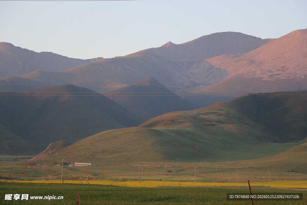 黄昏下的山峦与田野风光