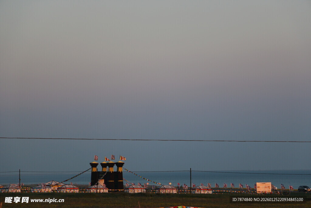 黄昏下的机场塔台