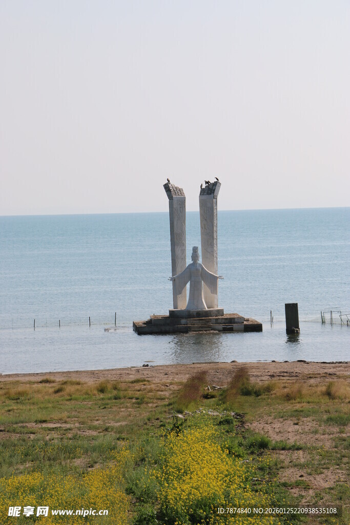 海边残垣与烂漫黄花