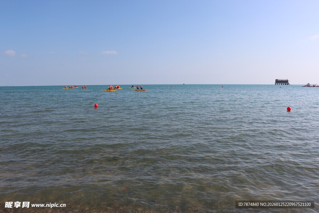 海边戏水场景