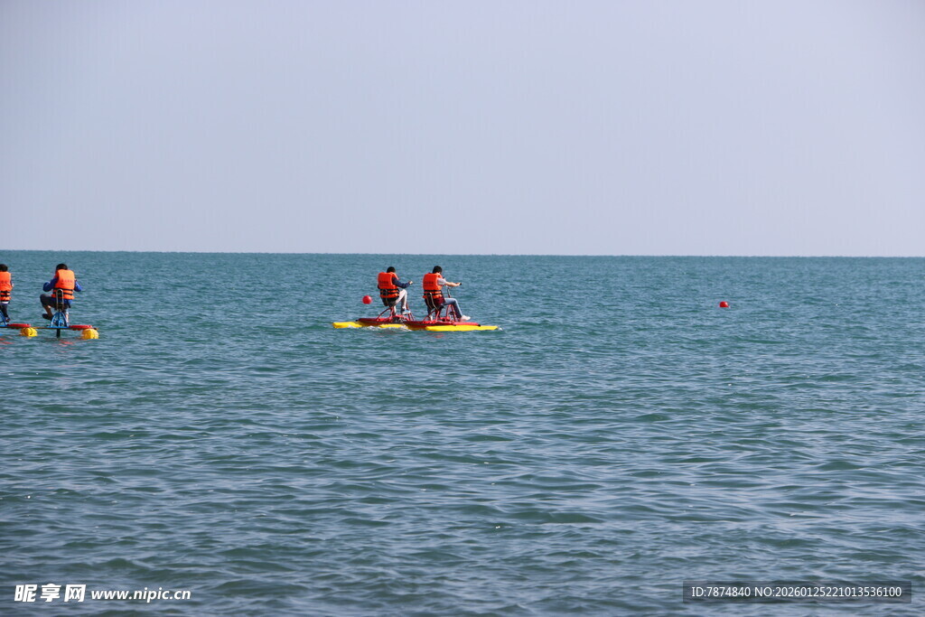 海上多人乘皮划艇游玩