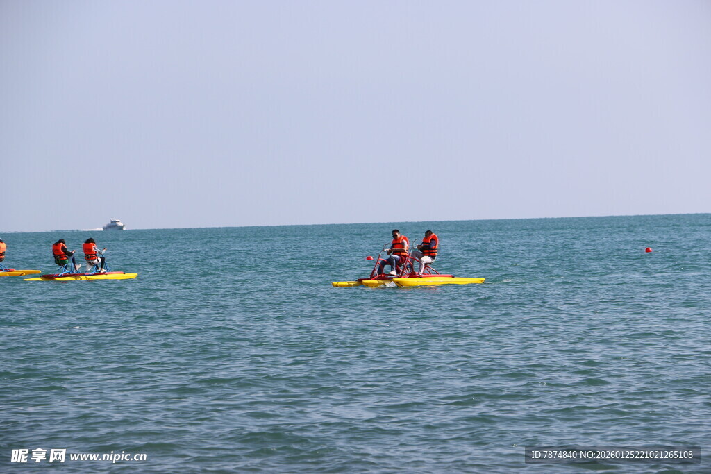 海上多人乘香蕉船游玩