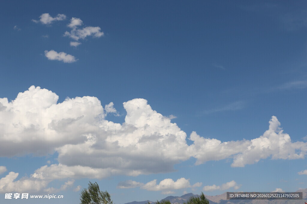 蓝天飘白云的美丽景致