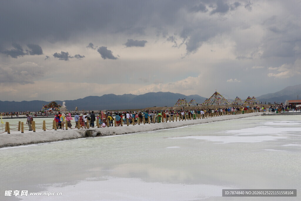 茶卡盐湖景区的壮观景象
