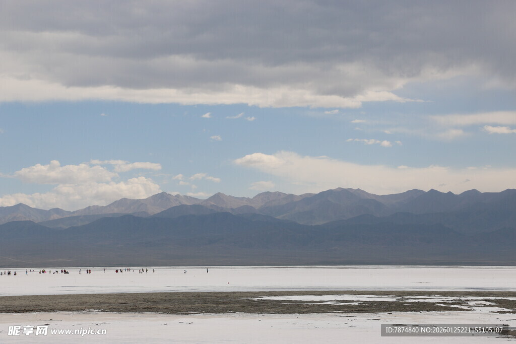广阔盐湖与远处山峦景观