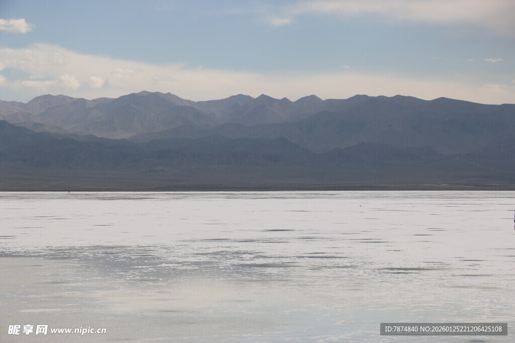 广阔盐湖与远处山脉景观