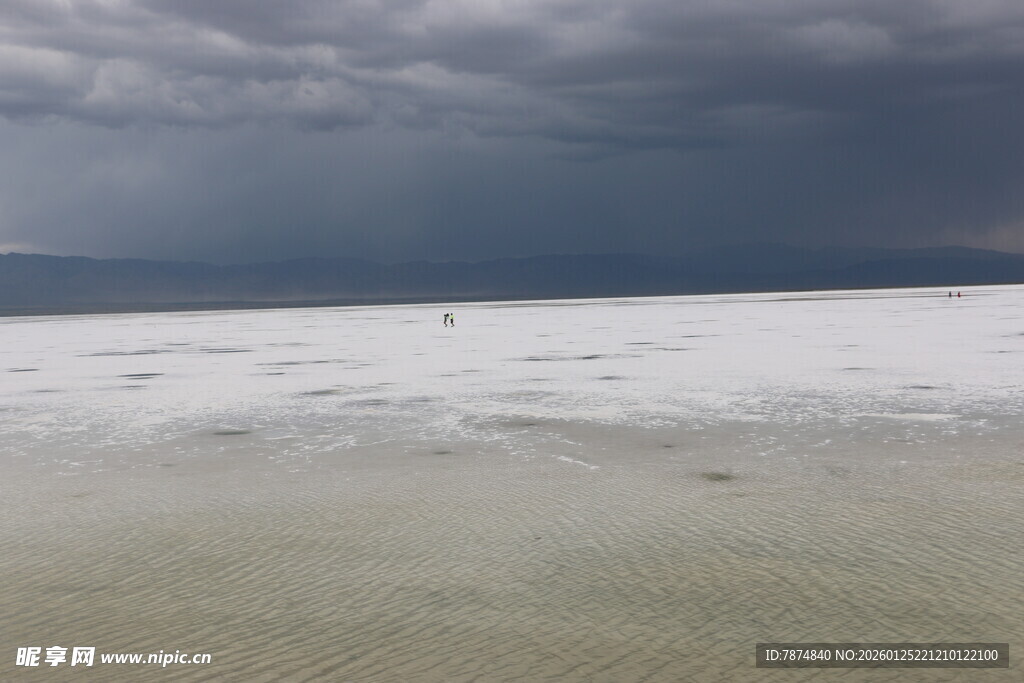 乌云下的广袤沙滩