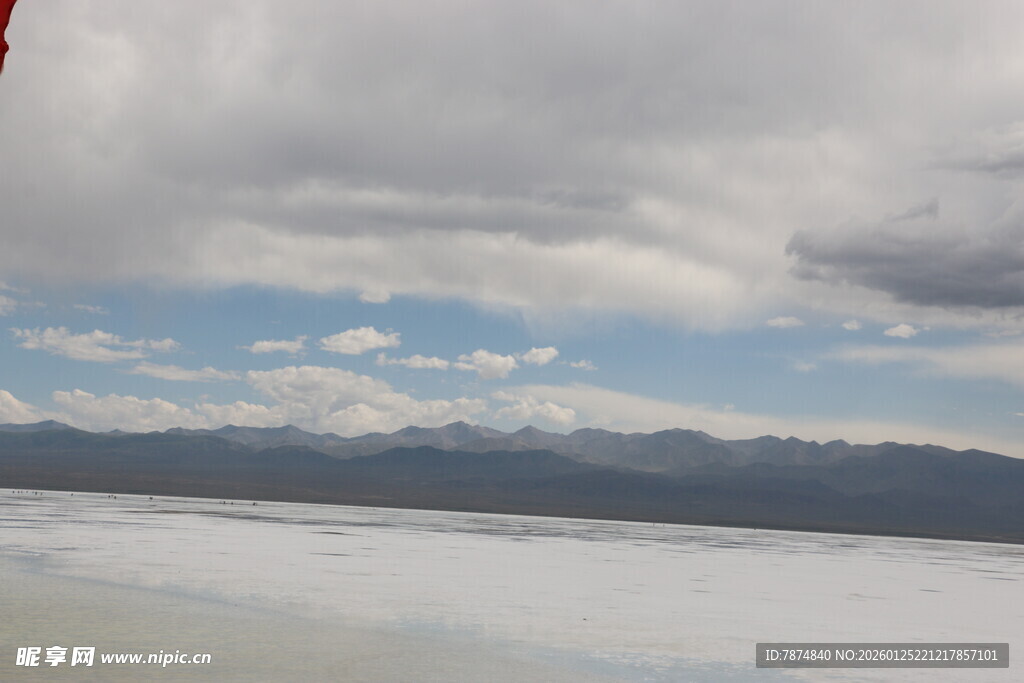 广阔盐湖与远处山峦景观