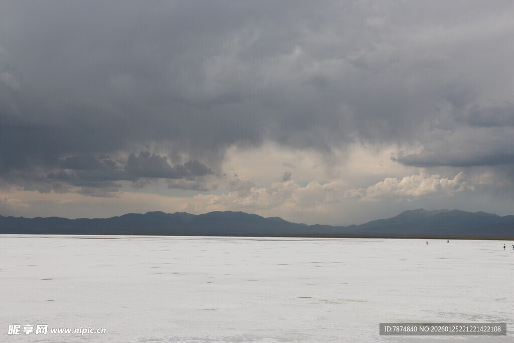 乌云下的广袤冰雪景观