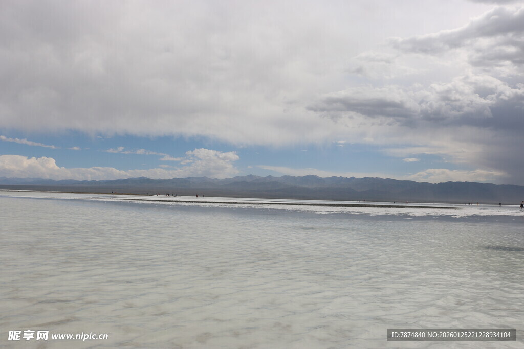 广阔水域与天际线景观