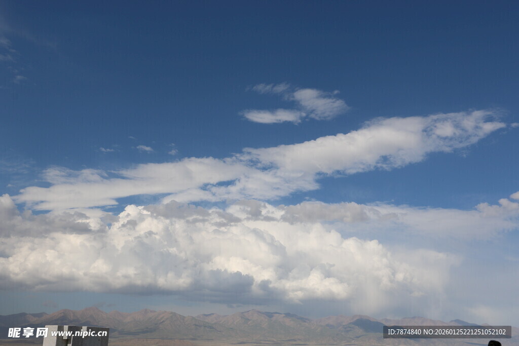 蓝天白云下的壮丽云层