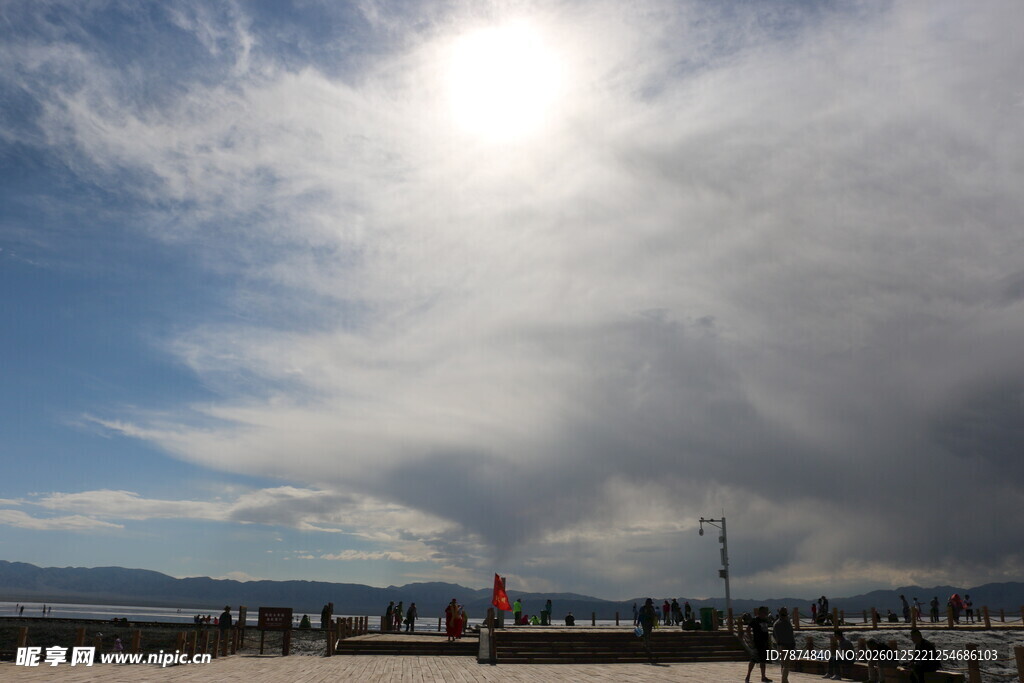 海边码头的晴朗天空