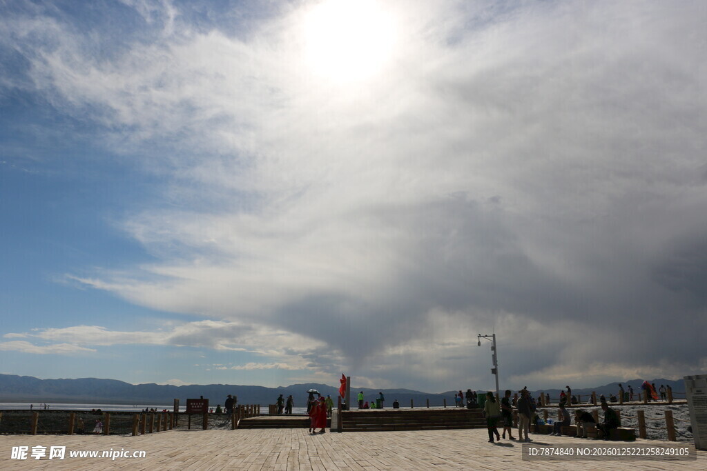 海边日光下的休闲场景