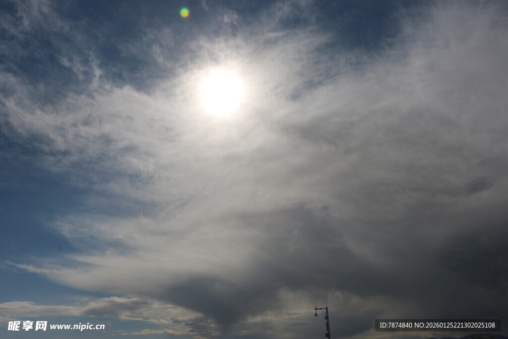 阳光穿透云层的天空景象