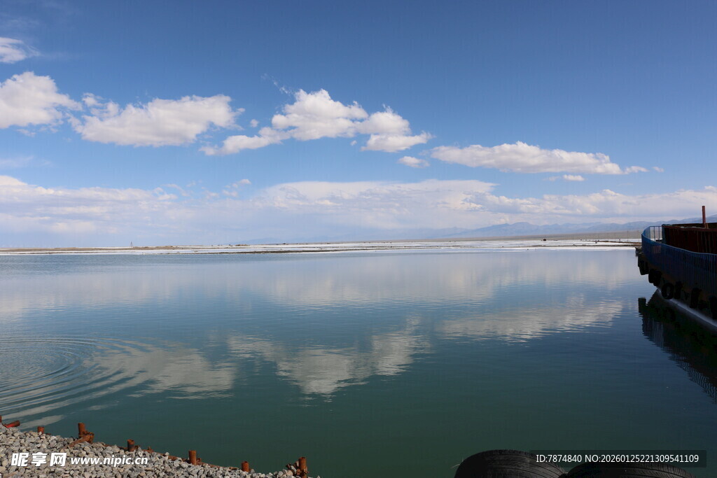 平静湖面与蓝天白云倒影