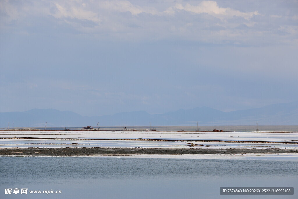 广阔盐湖风景
