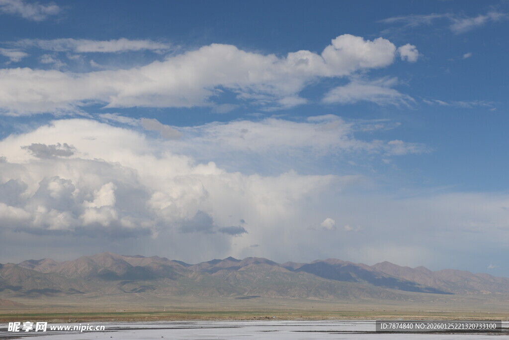 蓝天白云下的广袤原野